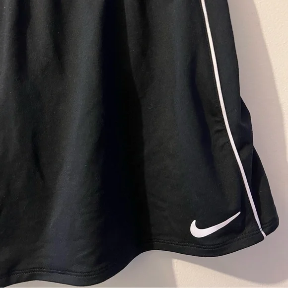 Nike Dri-Fit Women’s Size Medium Black and White Tennis Skort